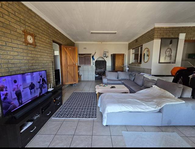 4 BEDROOM HOUSE FOR SALE IN SANDY POINT